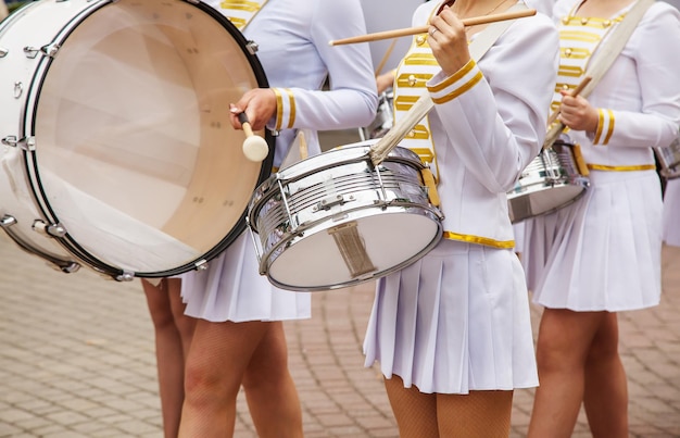 Foto músicos actuando en la calle de la ciudad