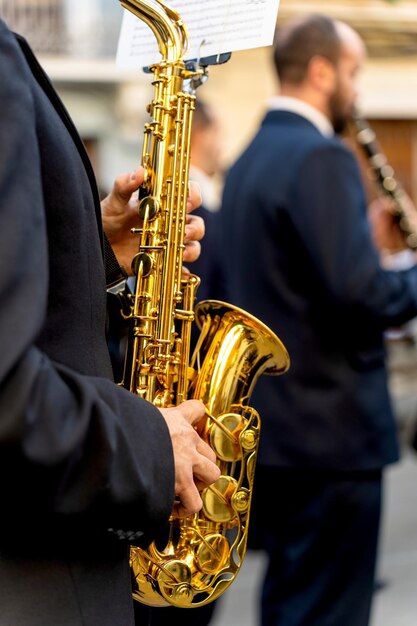 Músicos de bandas con sus instrumentos en la calle Bandas de música típicas de España
