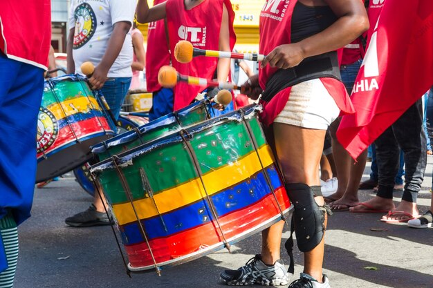 Foto músicos brasileiros protestam tocando instrumentos de percussão contra o governo de bolsonaro