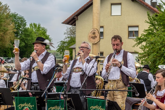 Musicos de Bavaria cantando en una orquesta en Bad Füssing en Bavaria baja