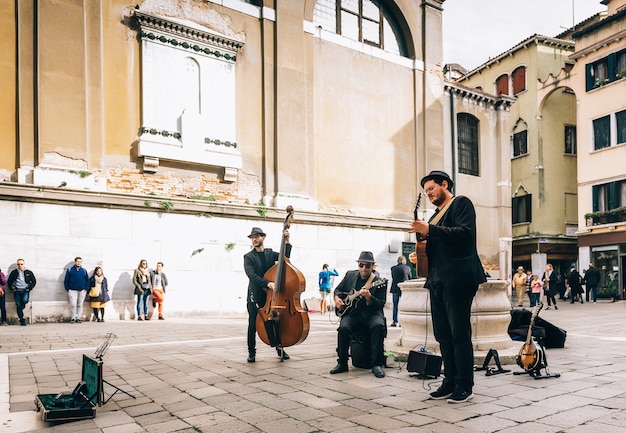 Músicos de rua na praça de veneza, na Itália