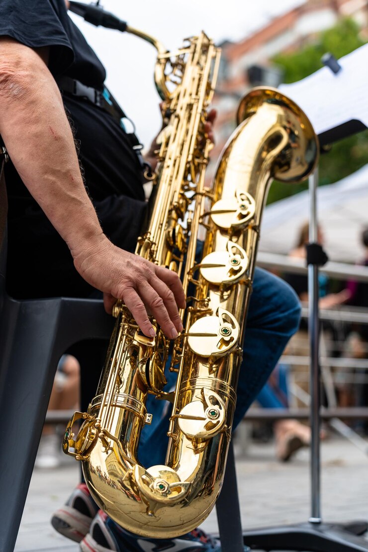 Foto músicos de metal de una banda con un saxofón
