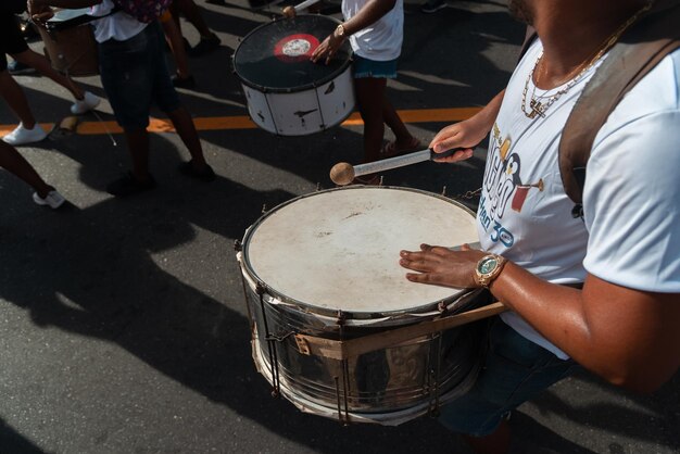 Foto músicos são vistos tocando instrumentos de percussão durante o pré-carnaval de fuzue na cidade de salvador bahia
