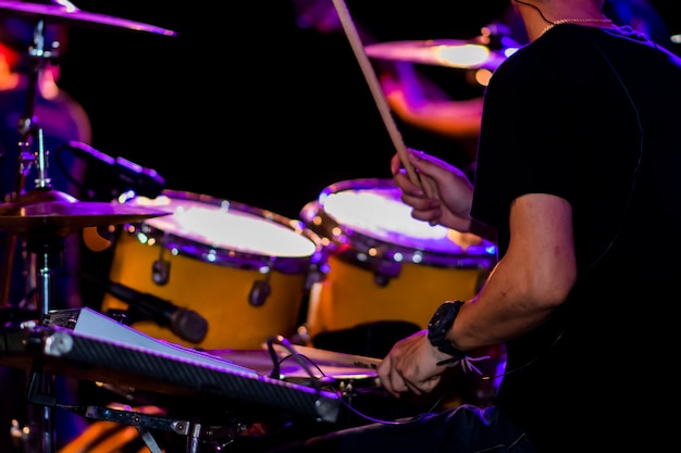 Músicos tocando la batería en el escenario.