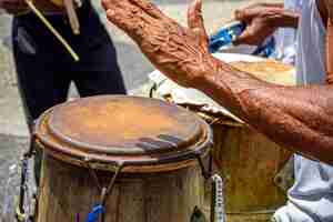 Foto músicos tocando instrumentos tradicionais nas ruas de pelourinho, em salvador bahia