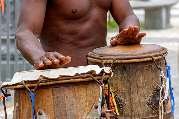 Músicos tocando instrumentos utilizados en la capoeira, una mezcla de lucha y danza de la cultura afrobrasileña