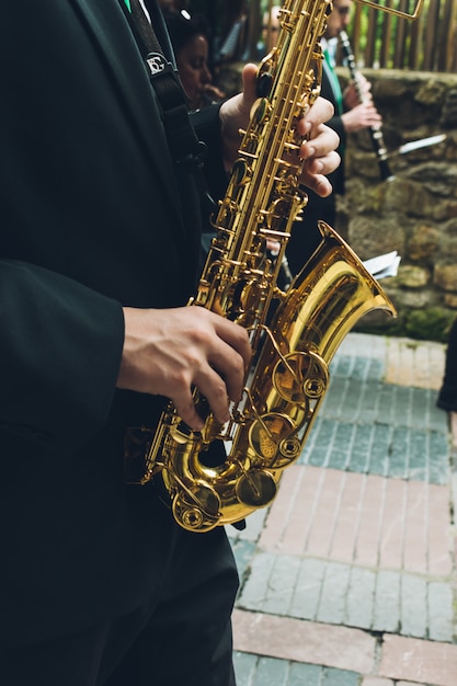 Músicos tocando saxo y oboe en la calle.