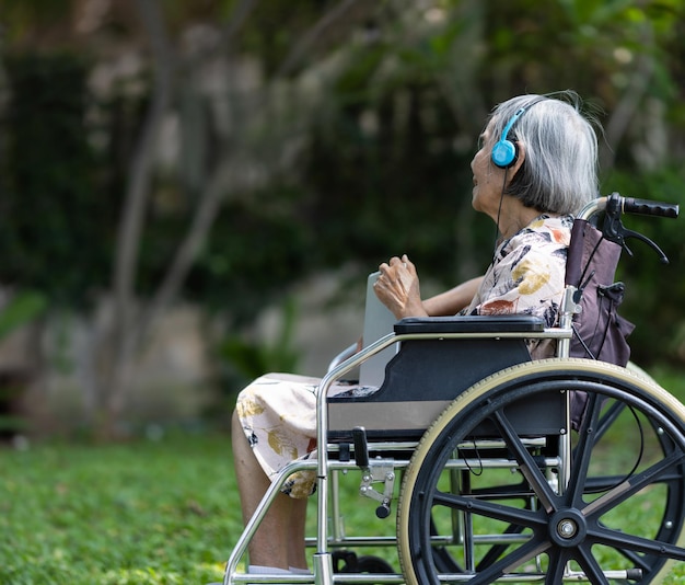 Foto musicoterapia no tratamento de demência em idosa