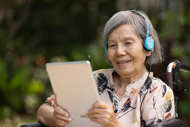 Musicoterapia no tratamento de demência em idosa