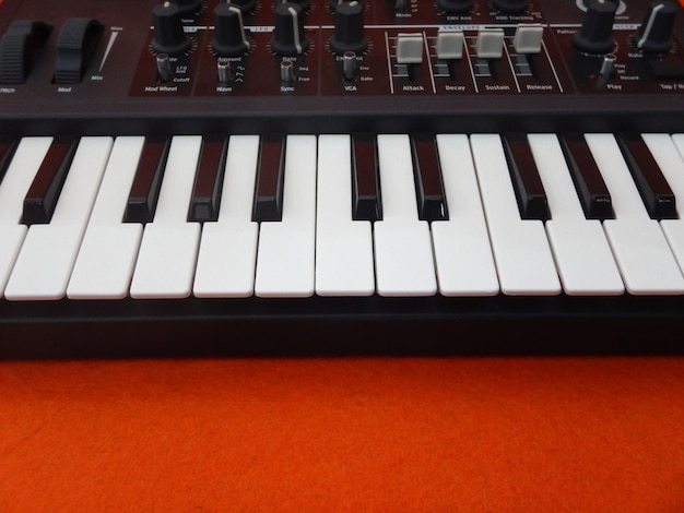 Foto musik-controller vordergrund, elektronisches musikinstrument oder audio-mixer oder sound-equalizer (analoger modularer synthesizer)