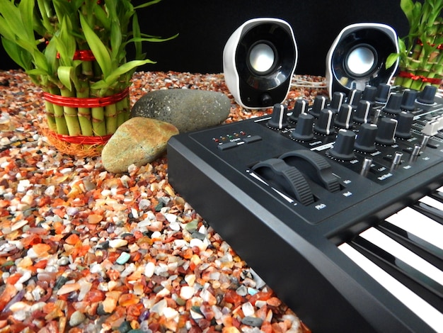 Foto musik-controller vordergrund, elektronisches musikinstrument oder audio-mixer oder sound-equalizer (analoger modularer synthesizer)