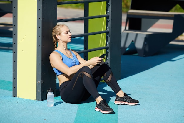 Musik hören auf dem Sportplatz