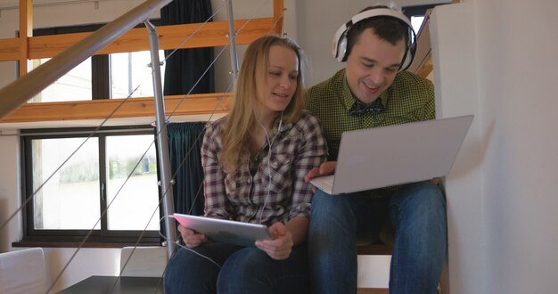 Musik hören mit Pad und Laptop