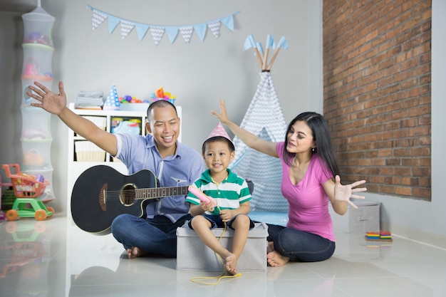 Musik spielen mit Sohn Konzept