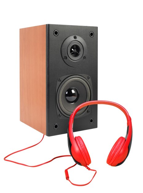 Musik und Sound Ein Lautsprechergehäuse und ein roter Kopfhörer isoliert