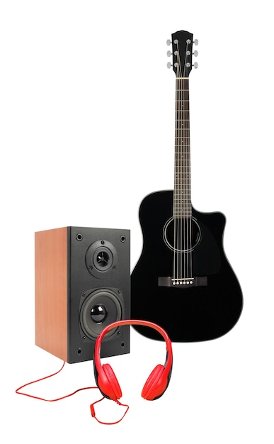 Musik und Sound Schwarzes Lautsprechergehäuse für elektroakustische Gitarre und roter Kopfhörer isoliert