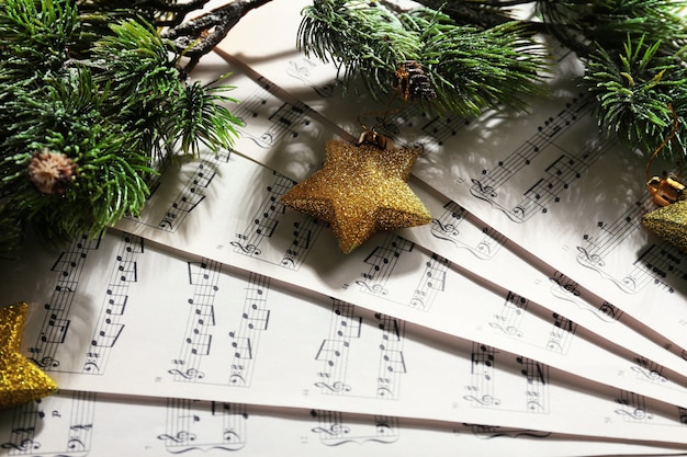 Musik und Weihnachtsdekor Nahaufnahme