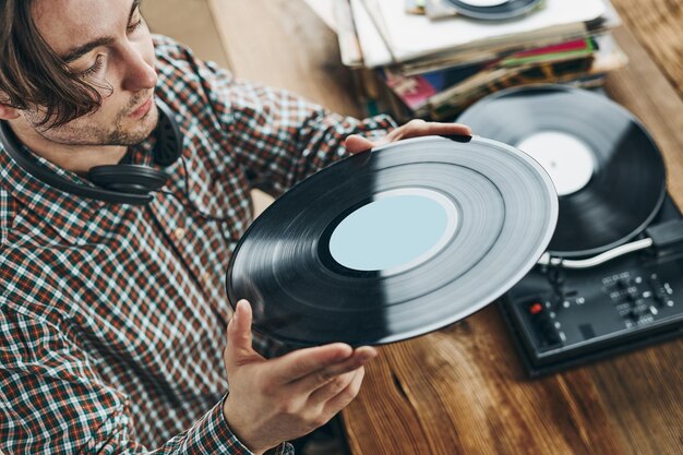 Foto musik von platten, vinylplatten, retro-musik, vintage-stil-stereo-set abspielen, musik hören