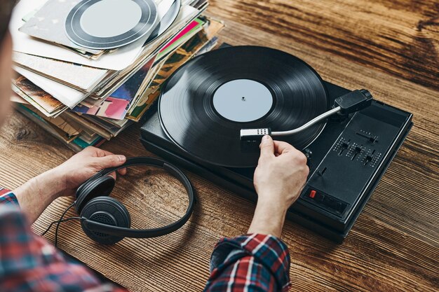 Foto musik von vinylplatten hören, musik von analogen retro-musik spielen, party entspannen