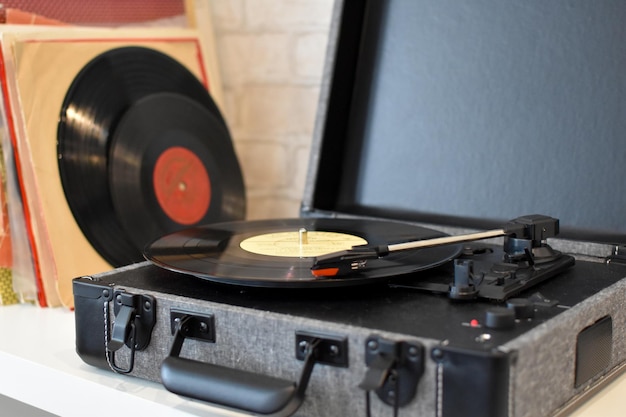 Musikalisches Retro-Grammophon zum Anhören von Schallplatten. Musik-Vintage-Player für alte Discs