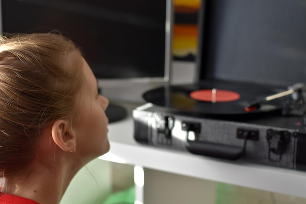 Musikalisches Retro-Grammophon zum Anhören von Schallplatten. Musik-Vintage-Player für alte Discs