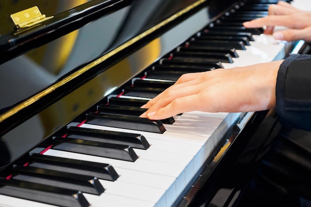 Musikant spielt Klavier mit der Hand