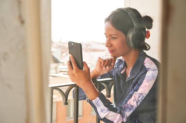 Musikbegeisterte Inderin kuratiert Playlist am Telefon