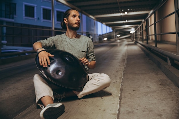 Musiker, der Handpan-Abendgeräuscheffekt spielt