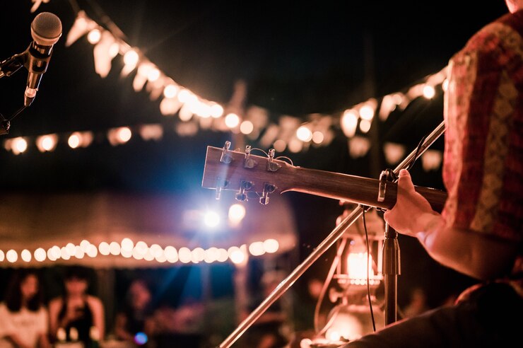 Musiker, die auf Musikfestivals Gitarre spielen, beleuchtet Musikkonzerte Minikonzerte Musik