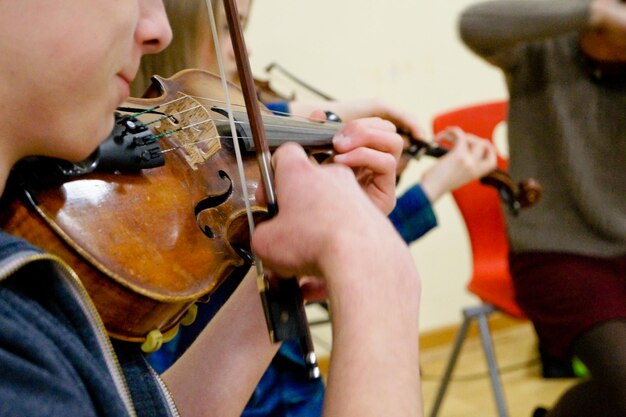 Musiker, die Gitarre spielen