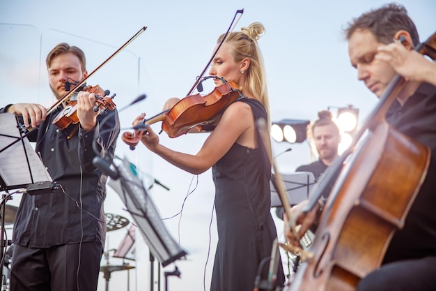 Musiker, die klassische Instrumentalmusik auf der Freilichtbühne spielen