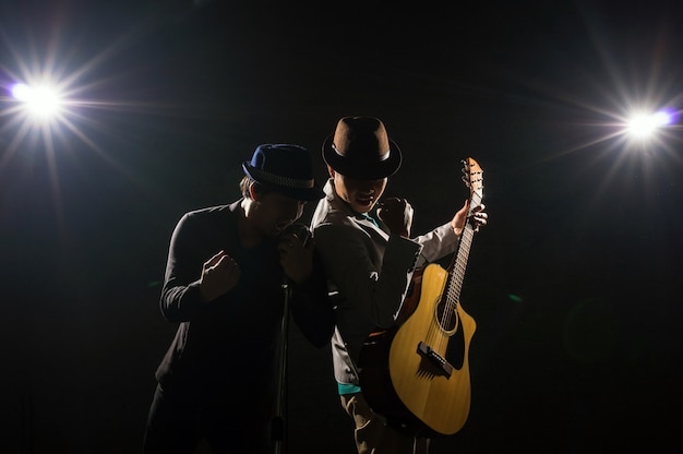 Musiker-Duo-Band-Hand, die das Mikrofon hält