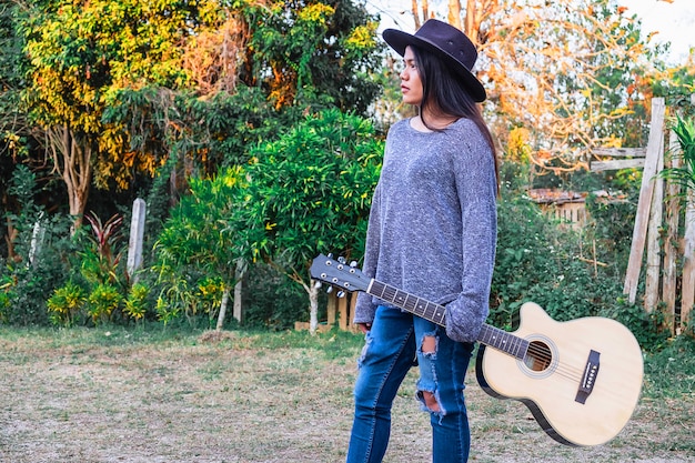 Musiker, Frauen, die eine Gitarre halten