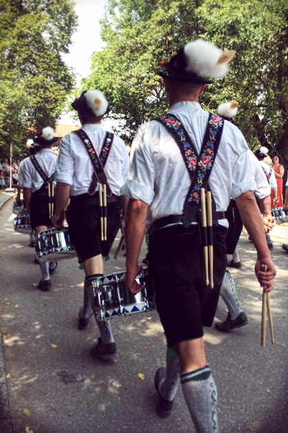 Foto musiker spielen auf der straße trommeln