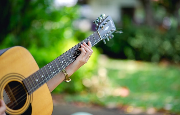 Musikerhände und akustische Gitarre