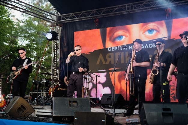 Musikgruppe, Band, auf der Bühne in hellen Strahlen