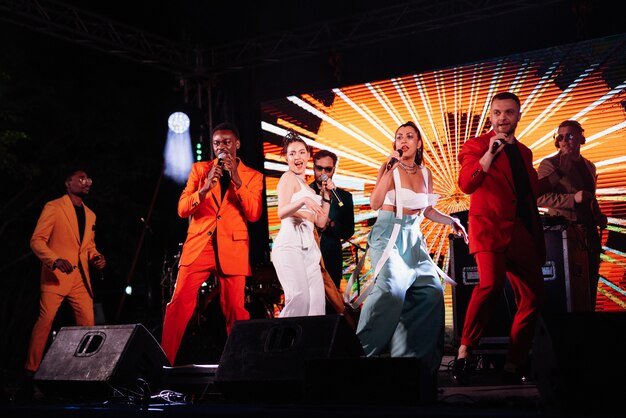 Musikgruppe, Band, auf der Bühne in hellen Strahlen