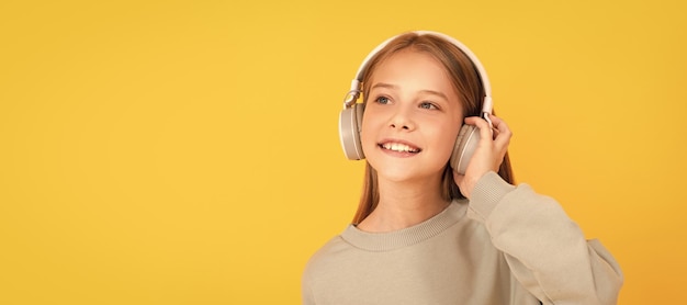 Musikliebhaber Musik hören drahtloses Headset Gerätezubehör Kinderporträt mit Kopfhörern horizontales Poster Mädchen, das Musikbanner mit Kopierbereich hört