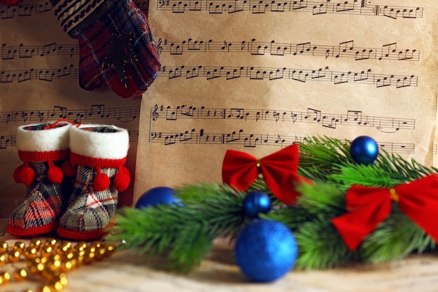 Musiknoten mit Weihnachtsdekoration hautnah