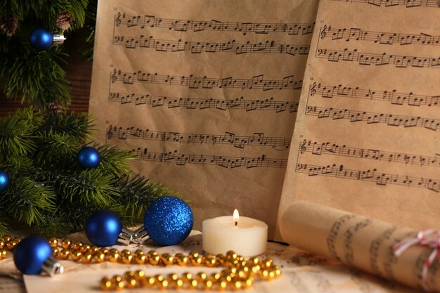 Musiknoten mit Weihnachtsdekoration hautnah