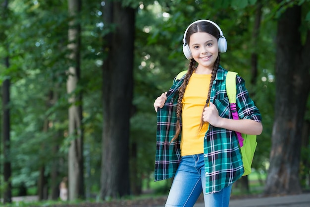 Musikschule Fröhliches Kind mit modernem Look Musikalische Bildung Hören Sie Technologie Lässiger Modetrend Sommerurlaub Freiheitsgeist kopieren Raum