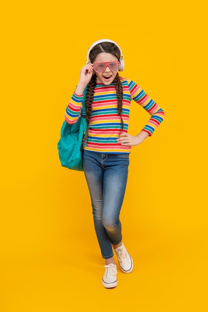 Musikschule Jugendlich Mädchen, das nach der Schule mit gelber Hintergrundmusik zur Musik singt