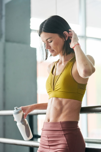 Muskulöse Frau im Fitnessstudio