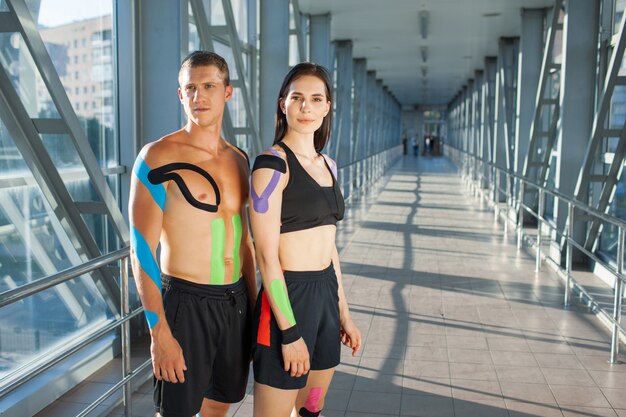 Muskulöse Frau und Mann in Sportbekleidung