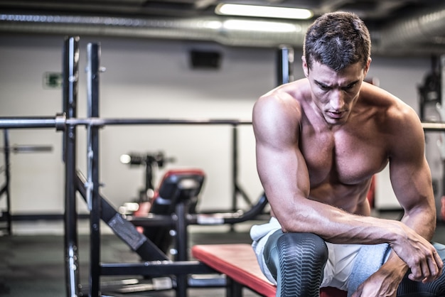 Muskulöser Bodybuilder mit Handtuch