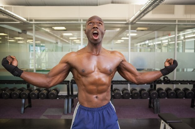 Muskulöser Boxer, der im Fitnessstudio schreit