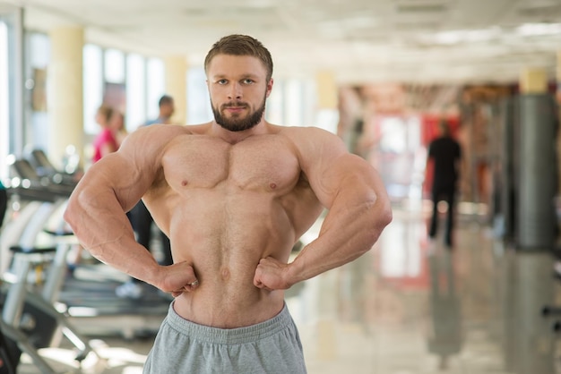 Muskulöser Mann im Fitness-Studio