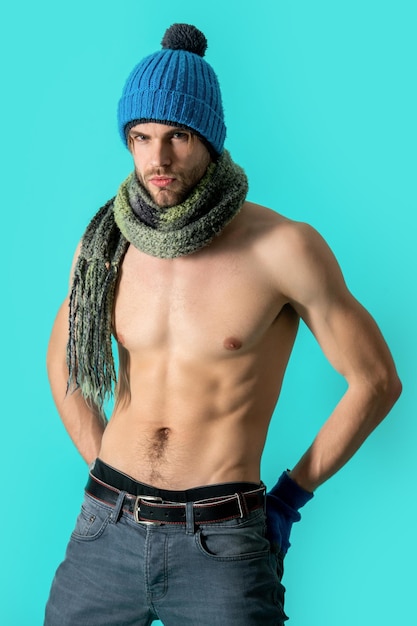 Muskulöser Mann in Strickwaren im Studio Hemdloser muskulöser Mann in Strickwaren Foto eines sexy muskulösen Mannes