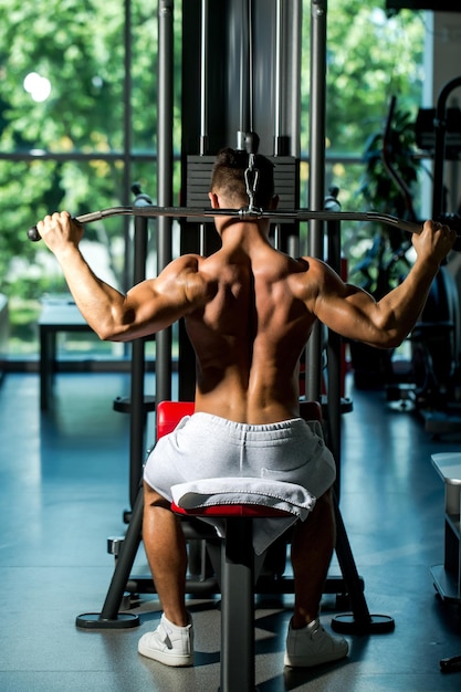 Muskulöser Mann Training im Fitness-Studio