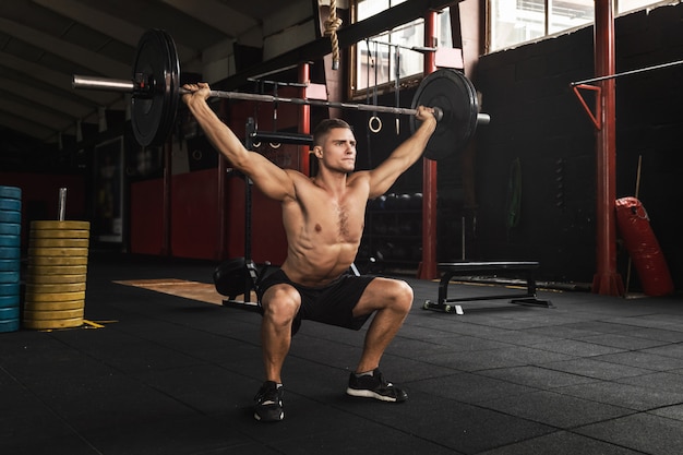 Muskulöser Mann während seines Gewichtheben-Trainings im Fitnessstudio